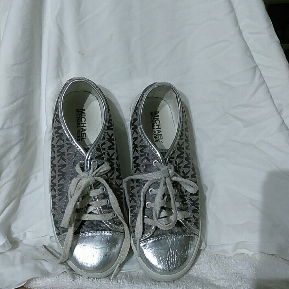 Michael Kors girls sneakers - Picture 2 of 5